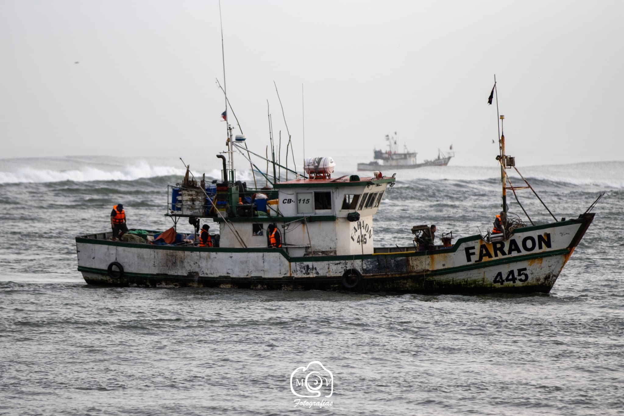 Pescadores del Maule reparando redes en el muelle